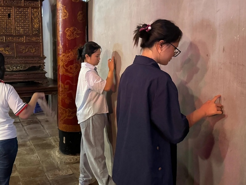 [Chùm ảnh] Sĩ tử đổ về Văn Miếu cầu may: Tín ngưỡng thi cử vẫn vẹn nguyên giá trị