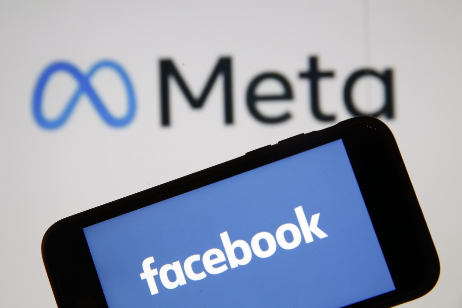 Meta nói gì về việc hàng loạt hội nhóm Facebook bị khóa?