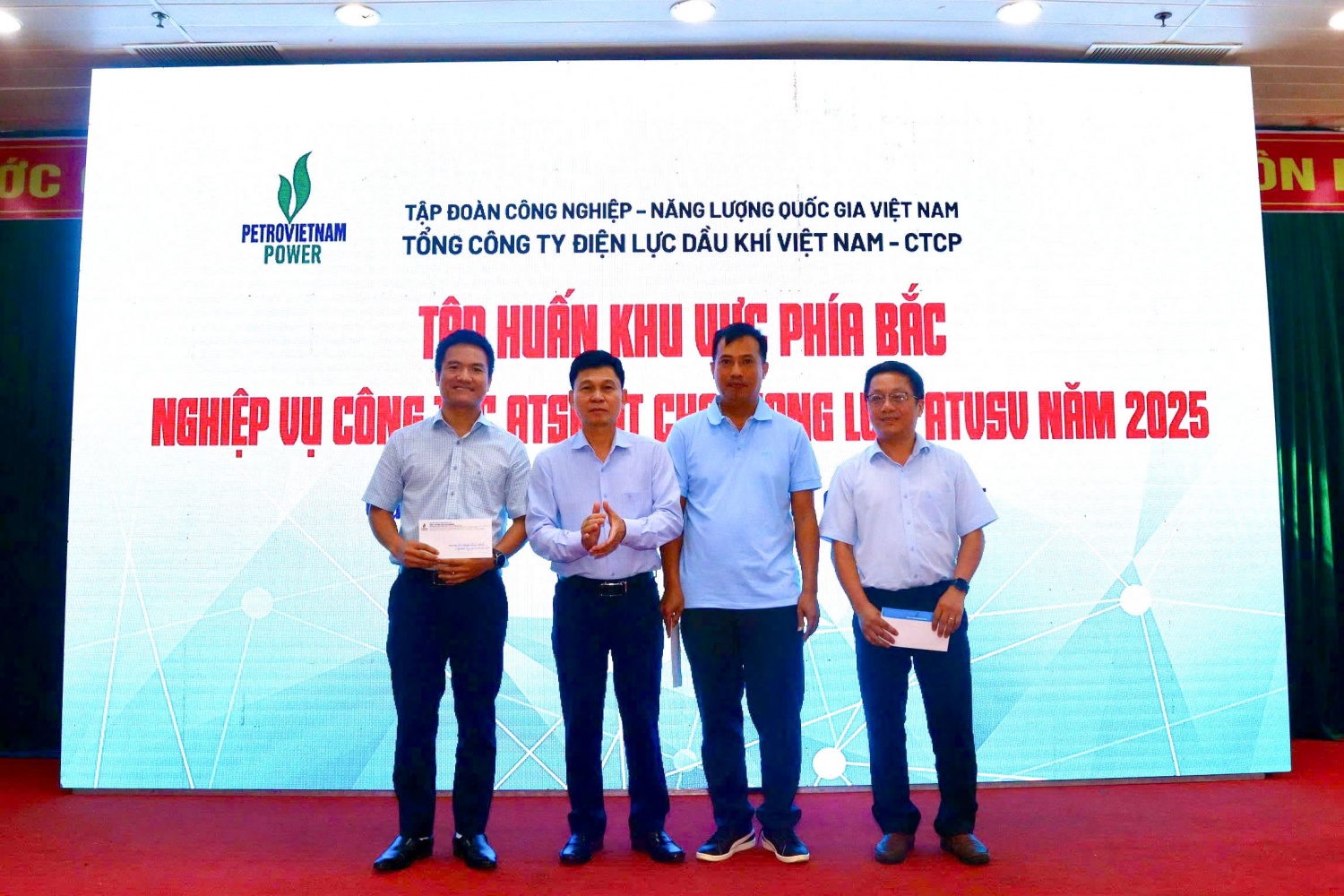 Ban tổ chức trao giải cho các học viên xuất sắc tại buổi tập huấn.