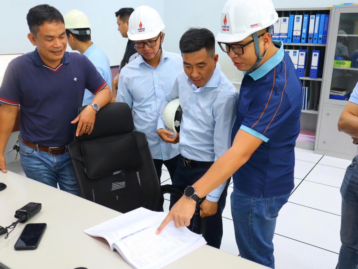 Đoàn tham quan thực tế tại Nhà máy thủy điện Đakđrinh