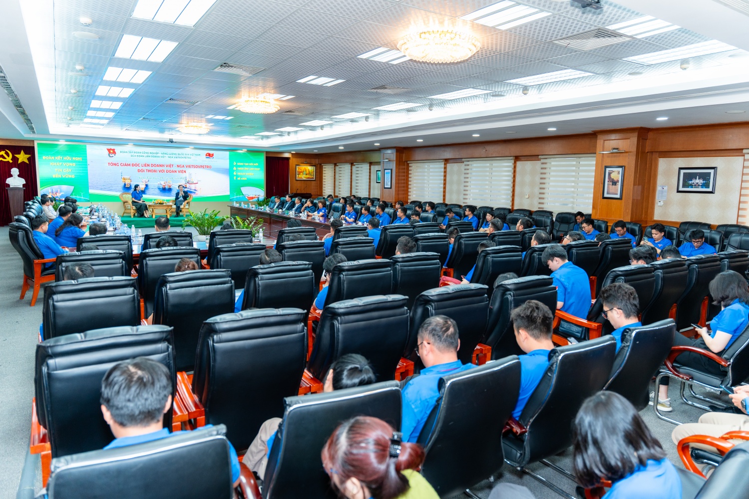 Tổng Giám đốc Vietsovpetro đối thoại cùng tuổi trẻ: Khơi dậy khát vọng, dẫn lối tương lai Tổng Giám đốc Vietsovpetro đối thoại cùng tuổi trẻ: Khơi dậy khát vọng, dẫn lối tương lai
