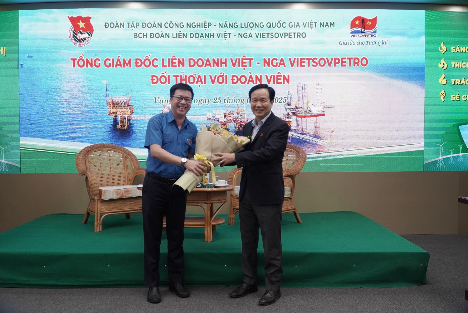 Tổng Giám đốc Vietsovpetro đối thoại cùng tuổi trẻ: Khơi dậy khát vọng, dẫn lối tương lai Tổng Giám đốc Vietsovpetro đối thoại cùng tuổi trẻ: Khơi dậy khát vọng, dẫn lối tương lai