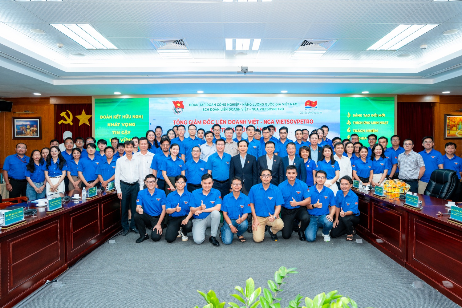 Tổng Giám đốc Vietsovpetro đối thoại cùng tuổi trẻ: Khơi dậy khát vọng, dẫn lối tương lai Tổng Giám đốc Vietsovpetro đối thoại cùng tuổi trẻ: Khơi dậy khát vọng, dẫn lối tương lai