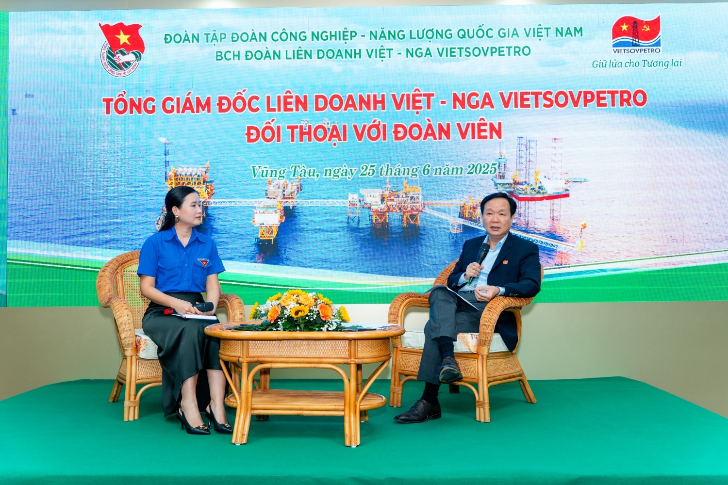 Tổng Giám đốc Vietsovpetro đối thoại cùng tuổi trẻ: Khơi dậy khát vọng, dẫn lối tương lai Tổng Giám đốc Vietsovpetro đối thoại cùng tuổi trẻ: Khơi dậy khát vọng, dẫn lối tương lai