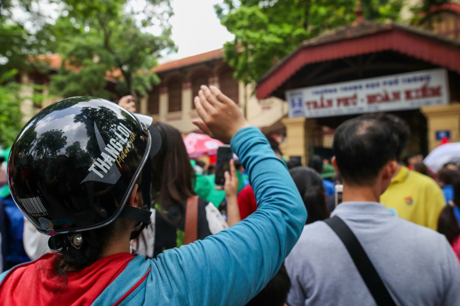 Tại điểm thi trường THPT Trần Phú - Hoàn Kiếm, Hà Nội nhiệt độ khoảng 33 độ C, trời khá oi