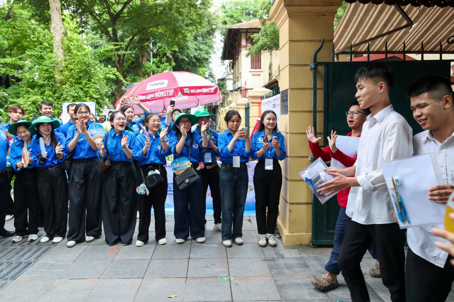 “Các thí sinh rạng rỡ bước ra khỏi phòng thi sau khi hoàn thành bài làm.”