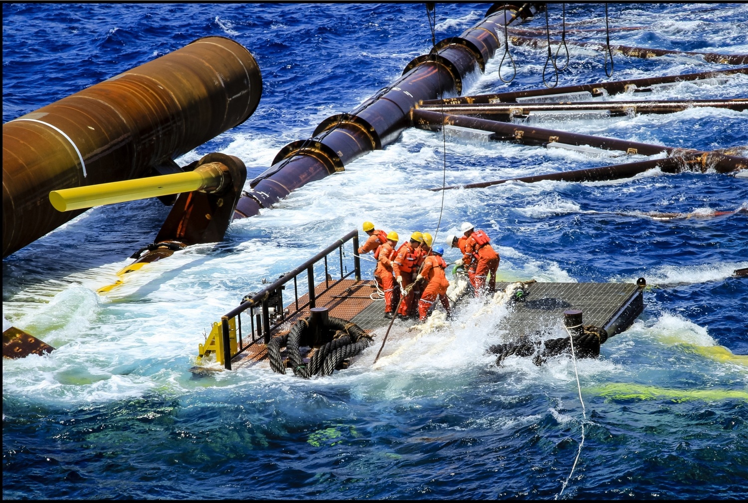 Công nhân Vietsovpetro làm việc trong môi trường sóng to gió lớn, ảnh Vietsovpetro, ảnh Tư liệu Viesovpetro