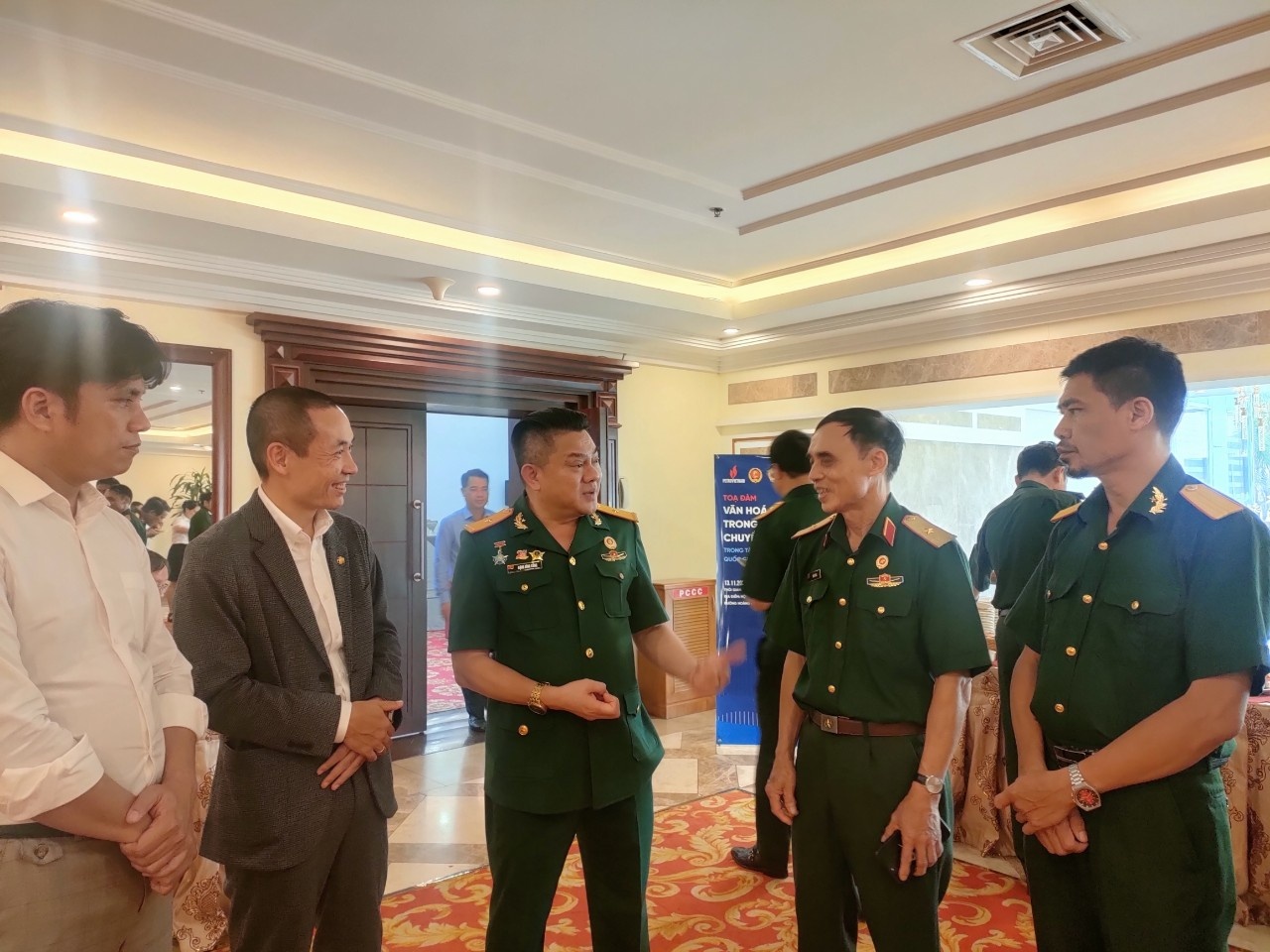 Chủ tịch Hội CCB Vietsovpetro  - Tiến sĩ Đặng Đình Công (đứng giữa) trao đổi với các đại biểu về chuyển đổi số trong Tâp đoàn dầu khí Việt Nam, ảnh Mai Thắng