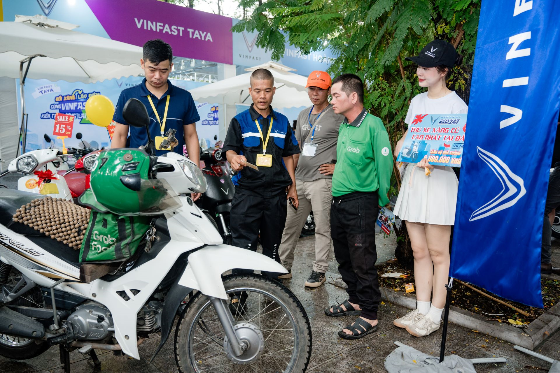 Người Hà Nội nô nức đổi xăng lấy điện: “Xe máy VinFast nhẹ, êm, dễ điều khiển” Người Hà Nội nô nức đổi xăng lấy điện: “Xe máy VinFast nhẹ, êm, dễ điều khiển”