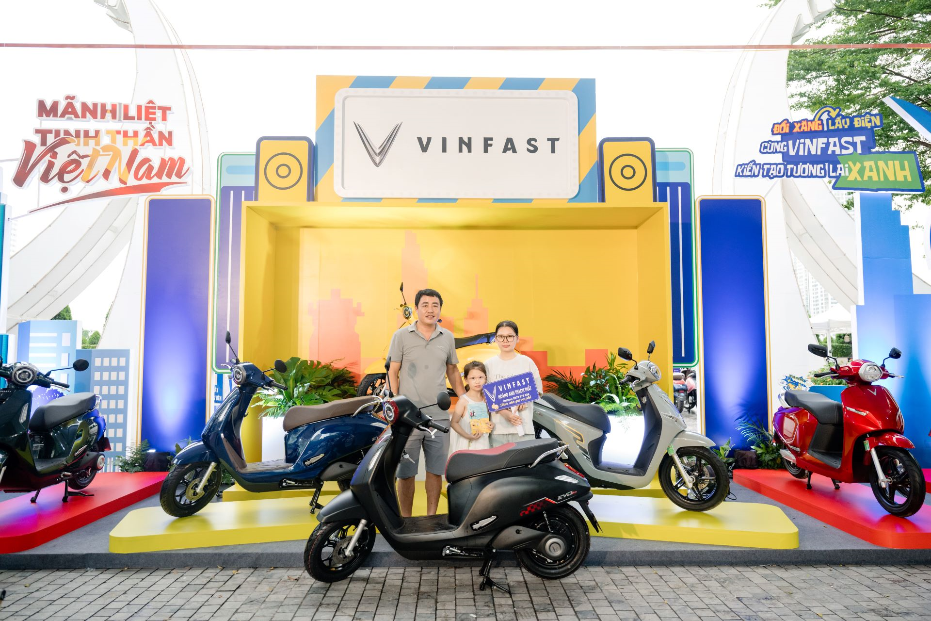 Người Hà Nội nô nức đổi xăng lấy điện: “Xe máy VinFast nhẹ, êm, dễ điều khiển” Người Hà Nội nô nức đổi xăng lấy điện: “Xe máy VinFast nhẹ, êm, dễ điều khiển”