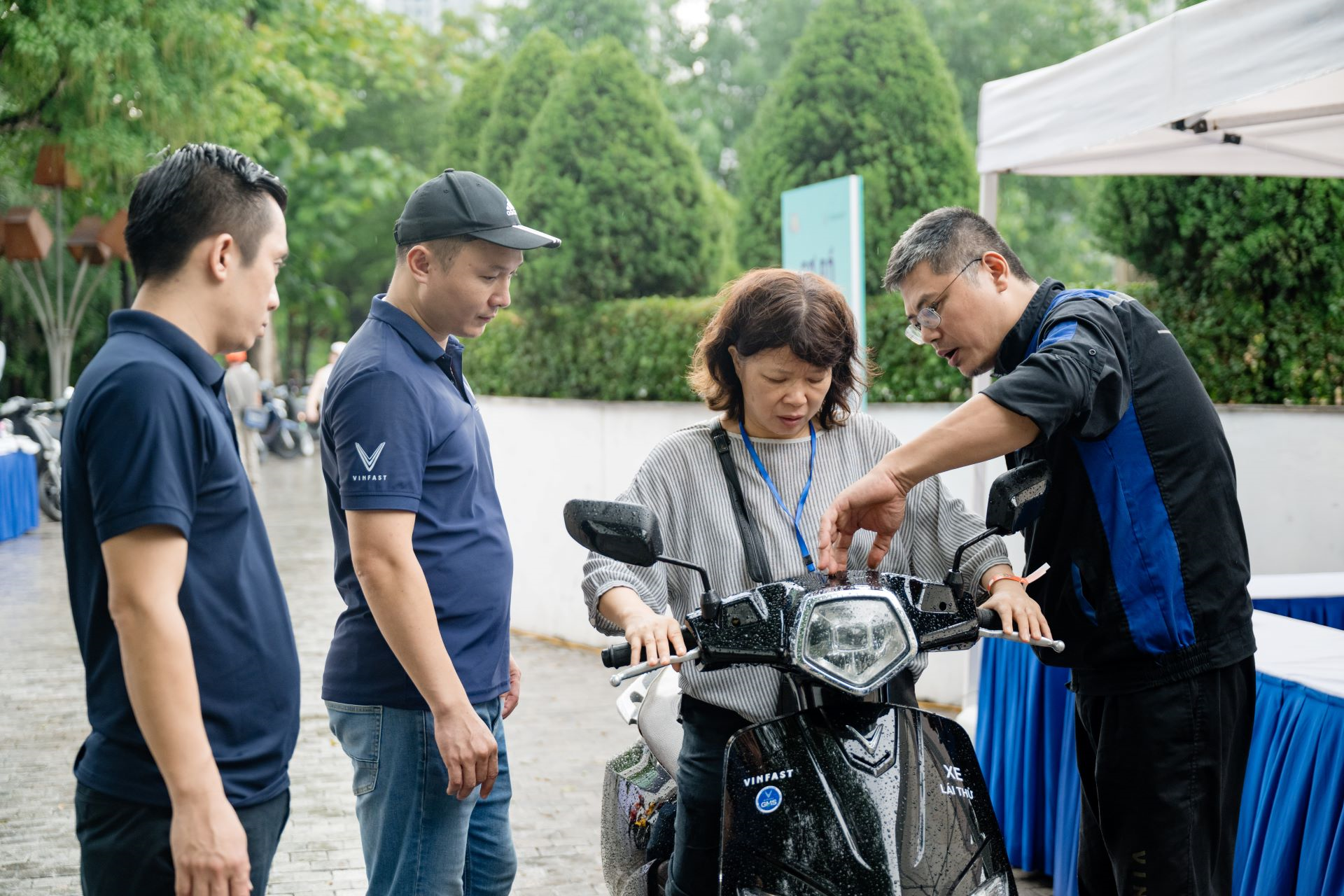 Người Hà Nội nô nức đổi xăng lấy điện: “Xe máy VinFast nhẹ, êm, dễ điều khiển” Người Hà Nội nô nức đổi xăng lấy điện: “Xe máy VinFast nhẹ, êm, dễ điều khiển”