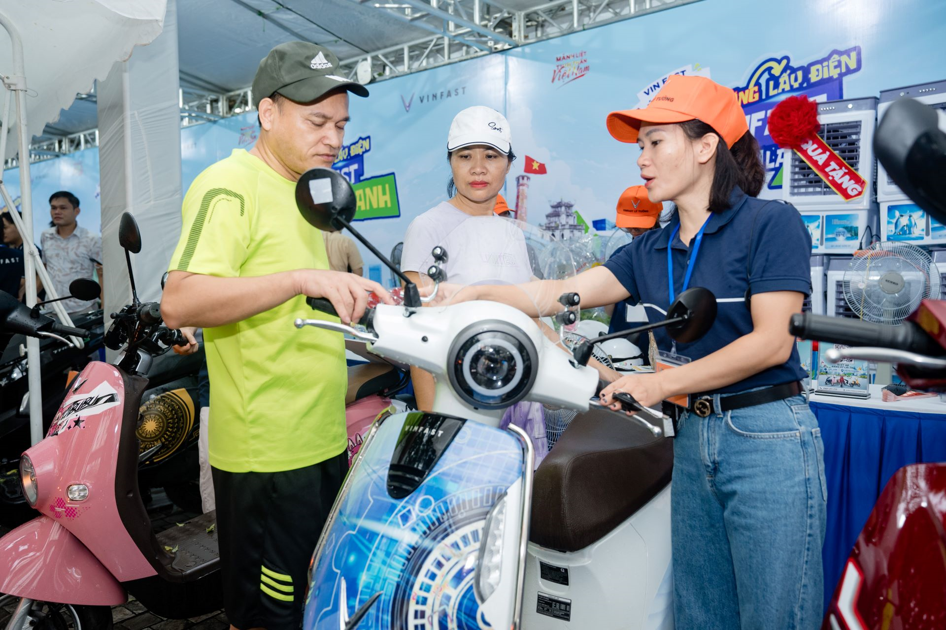 Người Hà Nội nô nức đổi xăng lấy điện: “Xe máy VinFast nhẹ, êm, dễ điều khiển” Người Hà Nội nô nức đổi xăng lấy điện: “Xe máy VinFast nhẹ, êm, dễ điều khiển”