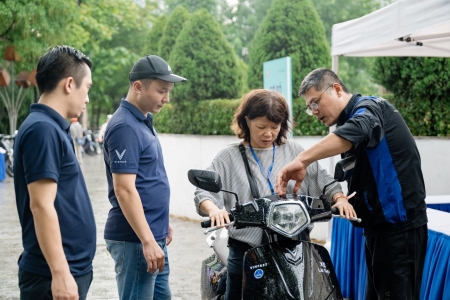 Người Hà Nội nô nức đổi xăng lấy điện: “Xe máy VinFast nhẹ, êm, dễ điều khiển”