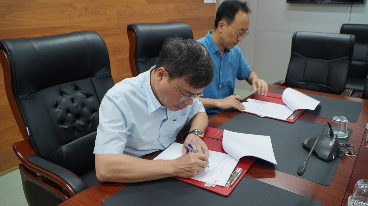 Tổng Giám đốc PVSM Nguyễn Anh Minh (áo xanh nhạt) ký kết Biên bản thoả thuận hợp tác.