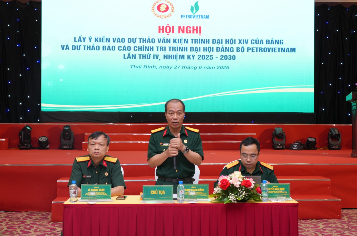 Đồng chí Đồng chí Phạm Quang Dũng, Uỷ viên BTV Trung Ương Hội CCB Việt Nam, Uỷ viên BTV Đảng uỷ, Chủ tịch Hội CCB Tập đoàn; Đồng chí Lê Quang Toán, Phó Chủ tịch Thường trực Hội CCB Tập đoàn và đồng chí Nguyễn Văn Định, Phó Chủ tịch Hội CCB Tập đoàn chủ tr