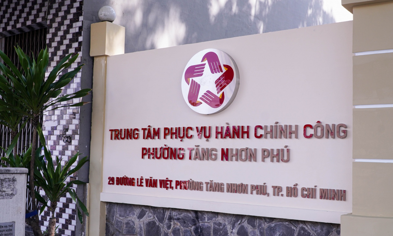 [Chùm ảnh] Các trụ sở UBND phường tại TP HCM đồng loạt thay bảng tên