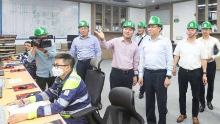 [Chùm ảnh] Chủ tịch HĐTV Petrovietnam Lê Mạnh Hùng kiểm tra hoạt động của NMNĐ Thái Bình 2