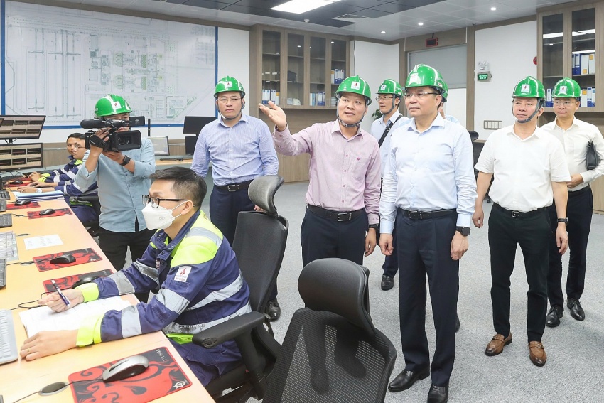 Đồng chí Mai Văn Long báo cáo những số liệu đạt tại Nhà máy