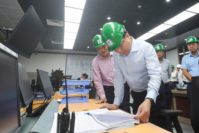 Đồng chí Chủ tịch HĐTV Petrovietnam Lê Mạnh Hùng xem và kiểm tra danh sách các tài sản, vật tư của Nhà máy được sử dụng