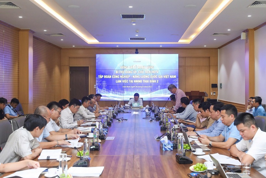 Sau chuyến thăm Nhà máy, đồng chí HĐTV Petrovietnam Lê Mạnh Hùng đã có buổi làm việc, nghe báo cáo về tình hình sản xuất 6 tháng đầu năm và kế hoạch sản xuất kinh doanh 6 tháng cuối năm 2025 