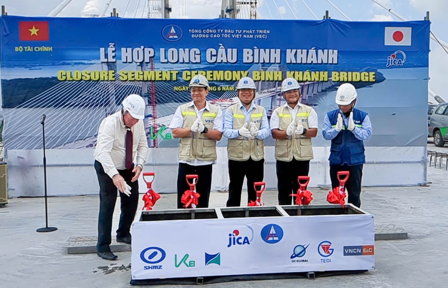[Chùm ảnh] Hợp long cầu Bình Khánh gỡ nút thắt cho cao tốc Bến Lức - Long Thành