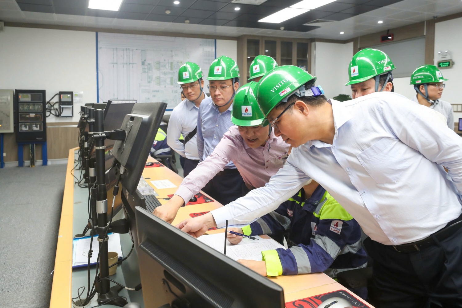 [Chùm ảnh] Chủ tịch HĐTV Petrovietnam Lê Mạnh Hùng kiểm tra hoạt động của NMNĐ Thái Bình 2