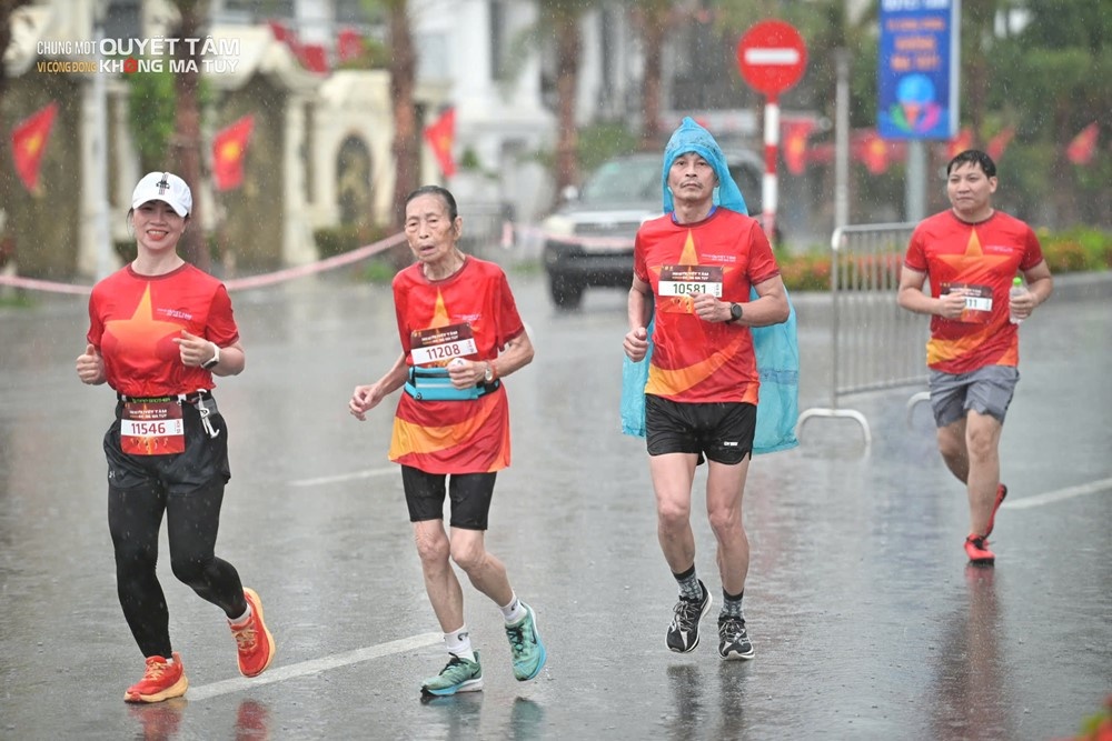 Cụ bà 85 tuổi chạy 10km trong giải chạy "Vì cộng đồng không ma tuý"
