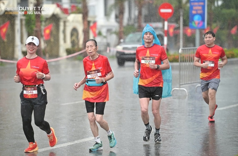 Cụ bà 85 tuổi chạy 10km trong giải chạy "Vì cộng đồng không ma túy"