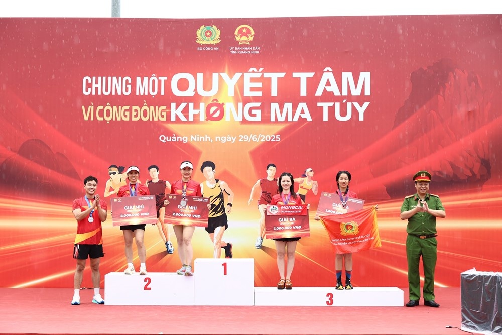 Cụ bà 85 tuổi chạy 10km trong giải chạy "Vì cộng đồng không ma tuý"