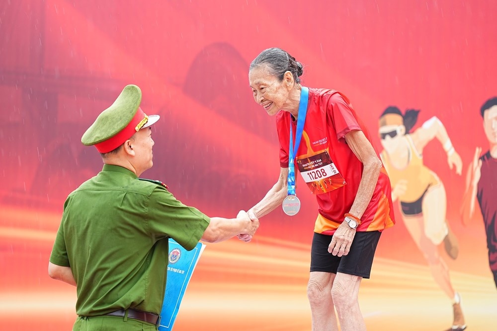 Cụ bà 85 tuổi chạy 10km trong giải chạy "Vì cộng đồng không ma tuý"