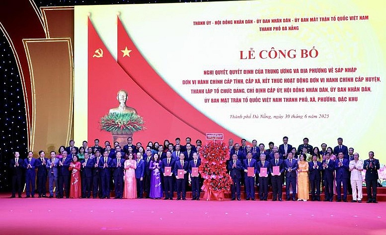 Tổng thuật: Công bố nghị quyết, quyết định sáp nhập đơn vị hành chính, chỉ định nhân sự trên cả nước