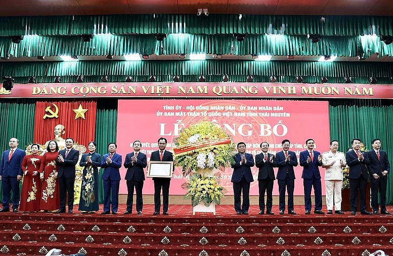 Tổng thuật: Công bố nghị quyết, quyết định sáp nhập đơn vị hành chính, chỉ định nhân sự trên cả nước