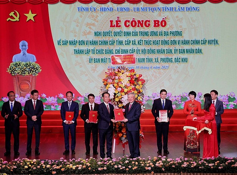 Tổng thuật: Công bố nghị quyết, quyết định sáp nhập đơn vị hành chính, chỉ định nhân sự trên cả nước