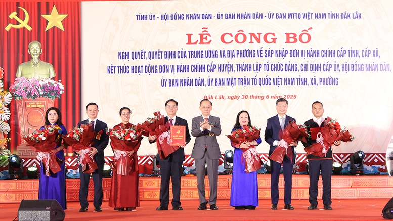 Tổng thuật: Công bố nghị quyết, quyết định sáp nhập đơn vị hành chính, chỉ định nhân sự trên cả nước