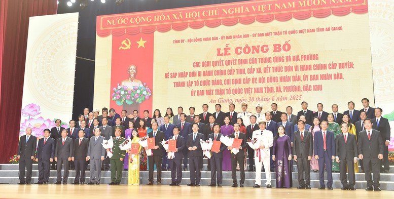 Tổng thuật: Công bố nghị quyết, quyết định sáp nhập đơn vị hành chính, chỉ định nhân sự trên cả nước