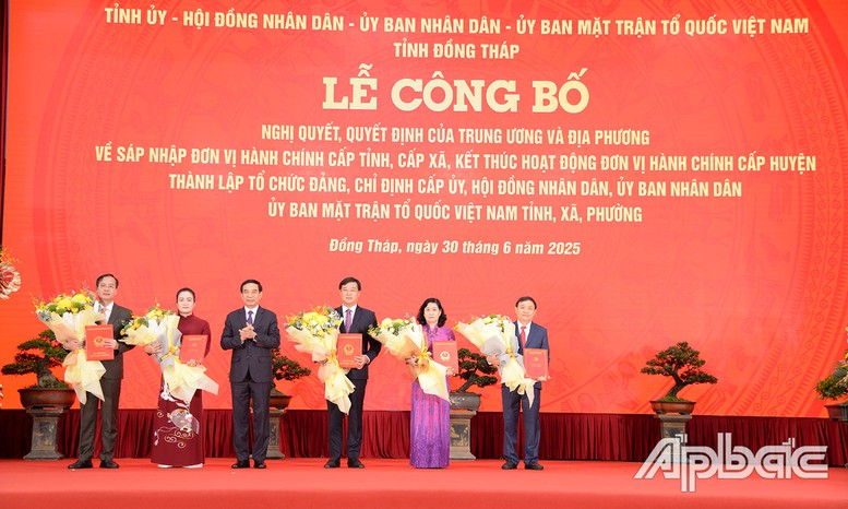 Tổng thuật: Công bố nghị quyết, quyết định sáp nhập đơn vị hành chính, chỉ định nhân sự trên cả nước