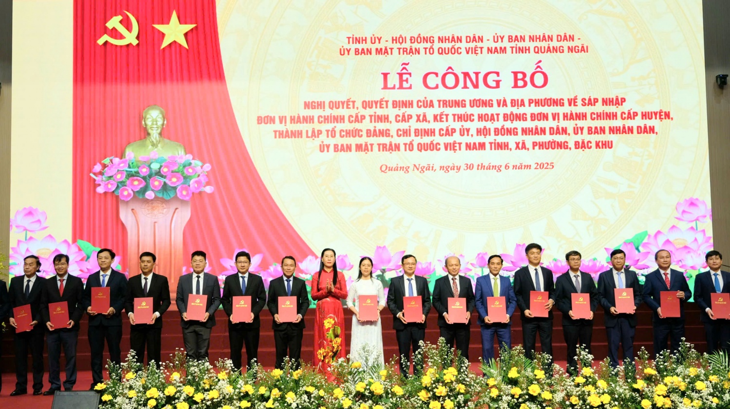 Quảng Ngãi công bố quyết định sáp nhập đơn vị hành chính, thành lập tổ chức bộ máy mới