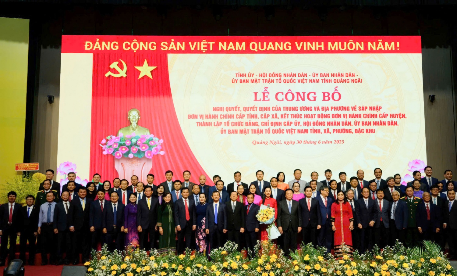 Quảng Ngãi công bố quyết định sáp nhập đơn vị hành chính, thành lập tổ chức bộ máy mới