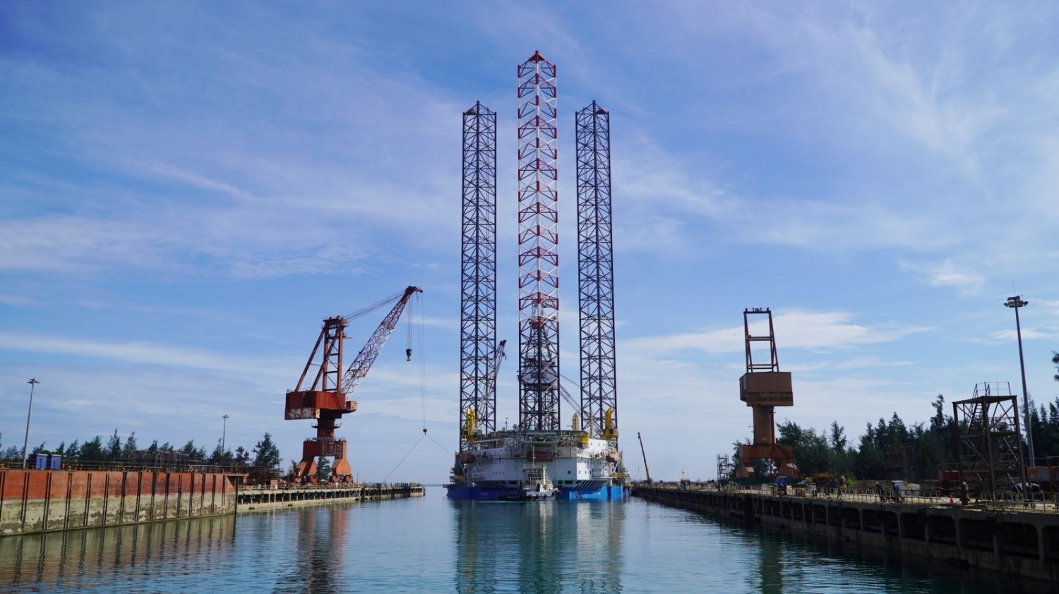 Sáng 30/6, giàn khoan Tam Đảo 02 được các tàu chức năng lai dắt rời dock sửa chữa. Sáng 30/6, giàn khoan Tam Đảo 02 được các tàu chức năng lai dắt rời dock sửa chữa.