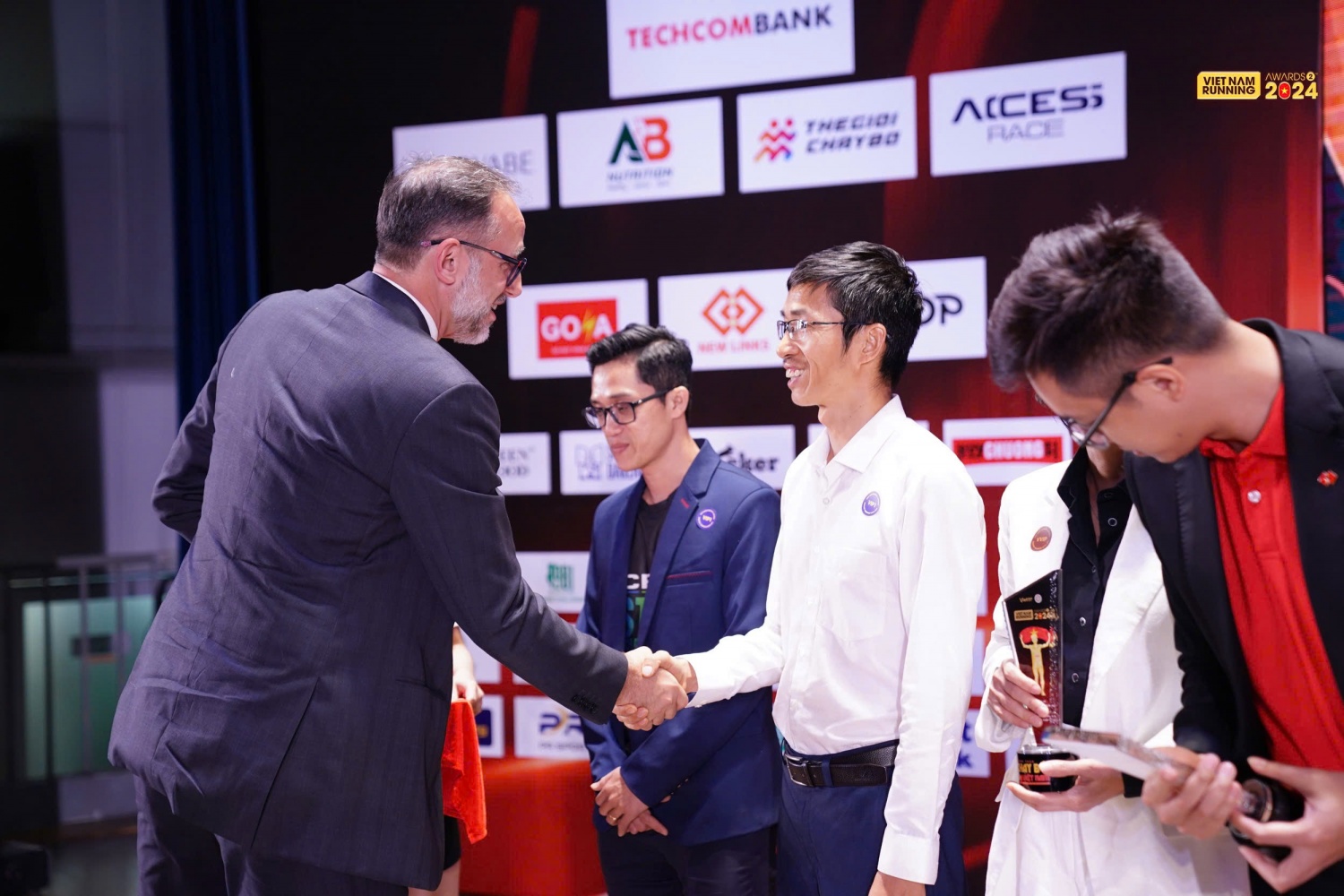 PVCFC lọt Top 3 doanh nghiệp có phong trào chạy bộ xuất sắc nhất năm 2024 tại Vietnam Running Awards