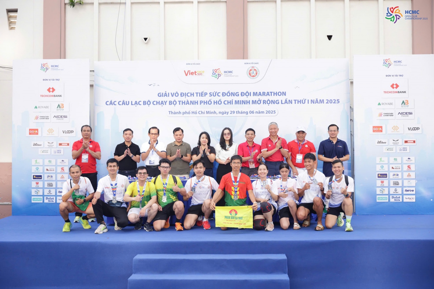 PVCFC lọt Top 3 doanh nghiệp có phong trào chạy bộ xuất sắc nhất năm 2024 tại Vietnam Running Awards