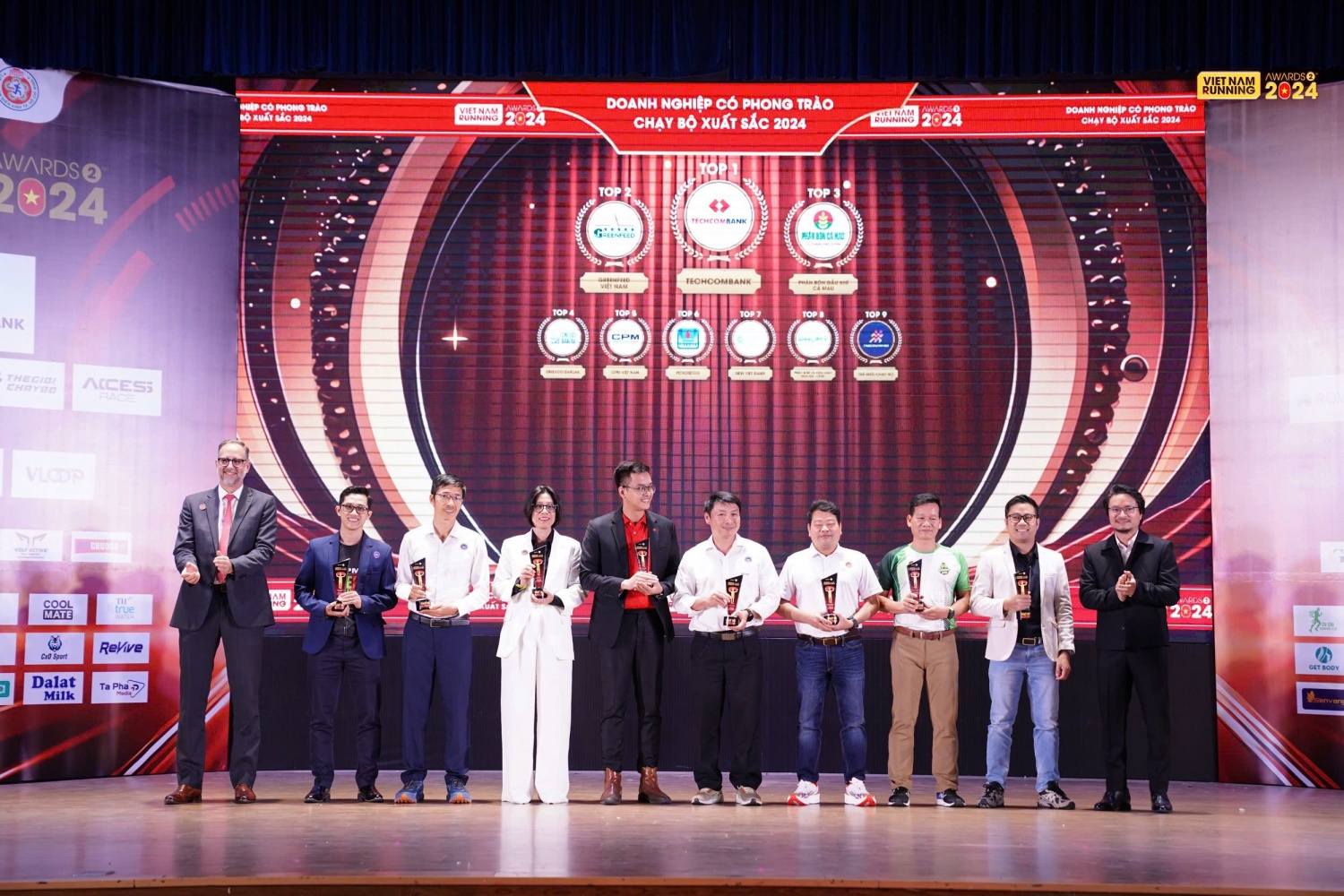 PVCFC lọt Top 3 doanh nghiệp có phong trào chạy bộ xuất sắc nhất năm 2024 tại Vietnam Running Awards