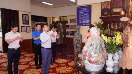 Đoàn Thanh niên Chính phủ dâng hoa, dâng hương tưởng niệm Anh hùng liệt sĩ Võ Thị Sáu