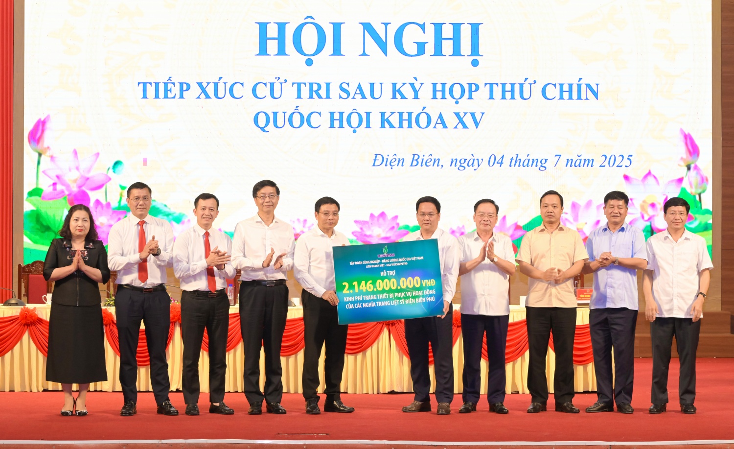 Phó Bí thư thường trực Đảng ủy Petrovietnam Trần Quang Dũng trao biểu trưng tài trợ hơn 2 tỷ đồng hỗ trợ nâng cấp trang thiết bị tại các nghĩa trang liệt sĩ trên địa bàn tỉnh Điện Biên.