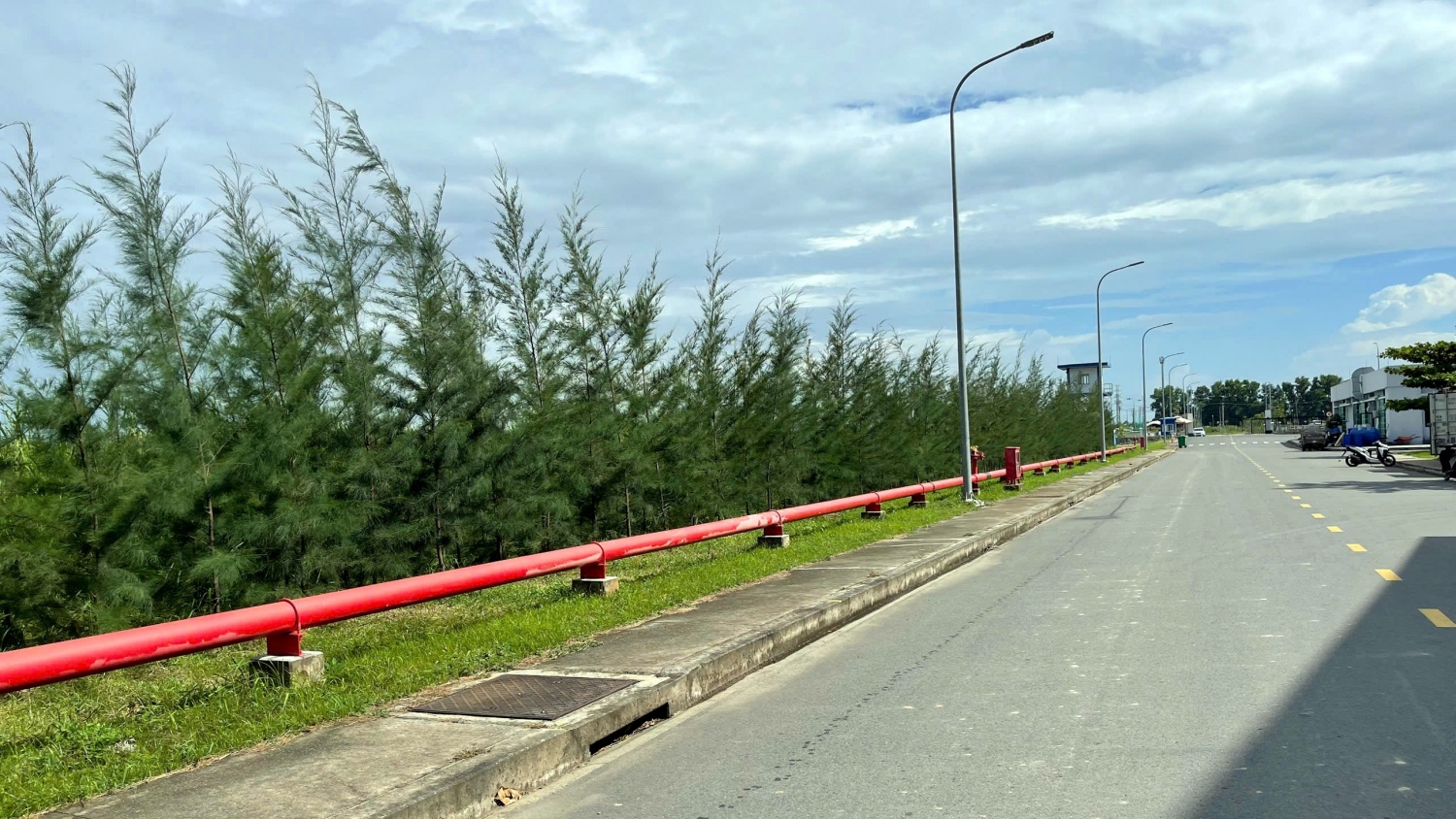 Chi đoàn NMNĐ Sông Hậu 1 ra quân vệ sinh môi trường chào mừng kết quả 6 tháng đầu năm 2025 Chi đoàn Nhà máy Nhiệt điện Sông Hậu 1 ra quân vệ sinh môi trường