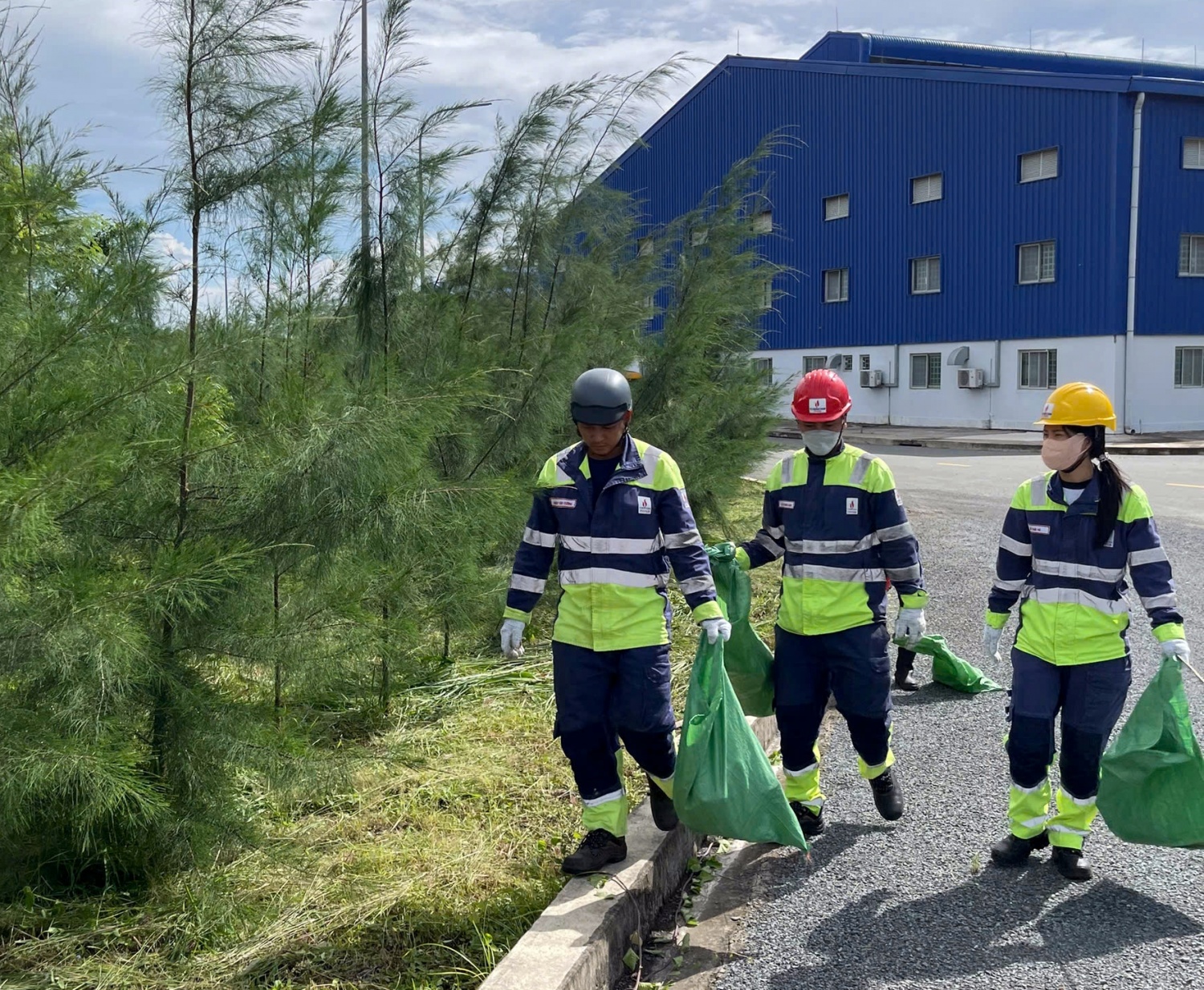 Chi đoàn NMNĐ Sông Hậu 1 ra quân vệ sinh môi trường chào mừng kết quả 6 tháng đầu năm 2025 Chi đoàn Nhà máy Nhiệt điện Sông Hậu 1 ra quân vệ sinh môi trường