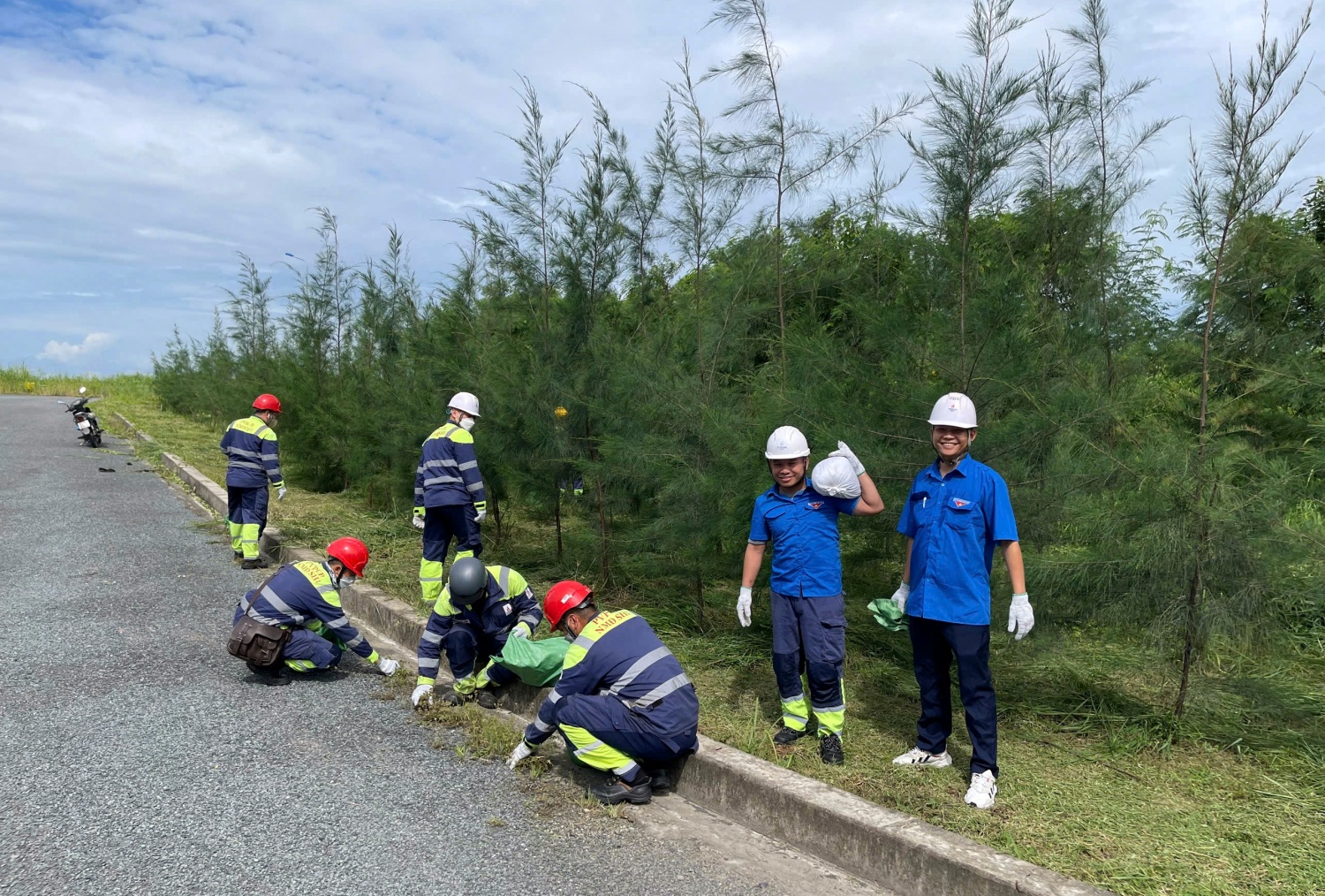 Chi đoàn NMNĐ Sông Hậu 1 ra quân vệ sinh môi trường chào mừng kết quả 6 tháng đầu năm 2025 Chi đoàn Nhà máy Nhiệt điện Sông Hậu 1 ra quân vệ sinh môi trường