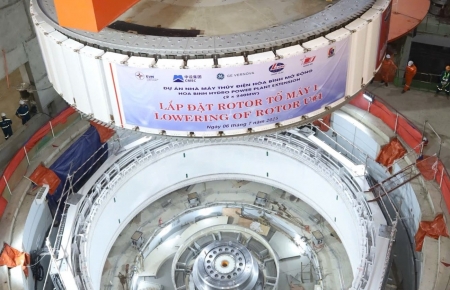 Hạ đặt thành công Rotor tổ máy số 1 Thủy điện Hòa Bình mở rộng