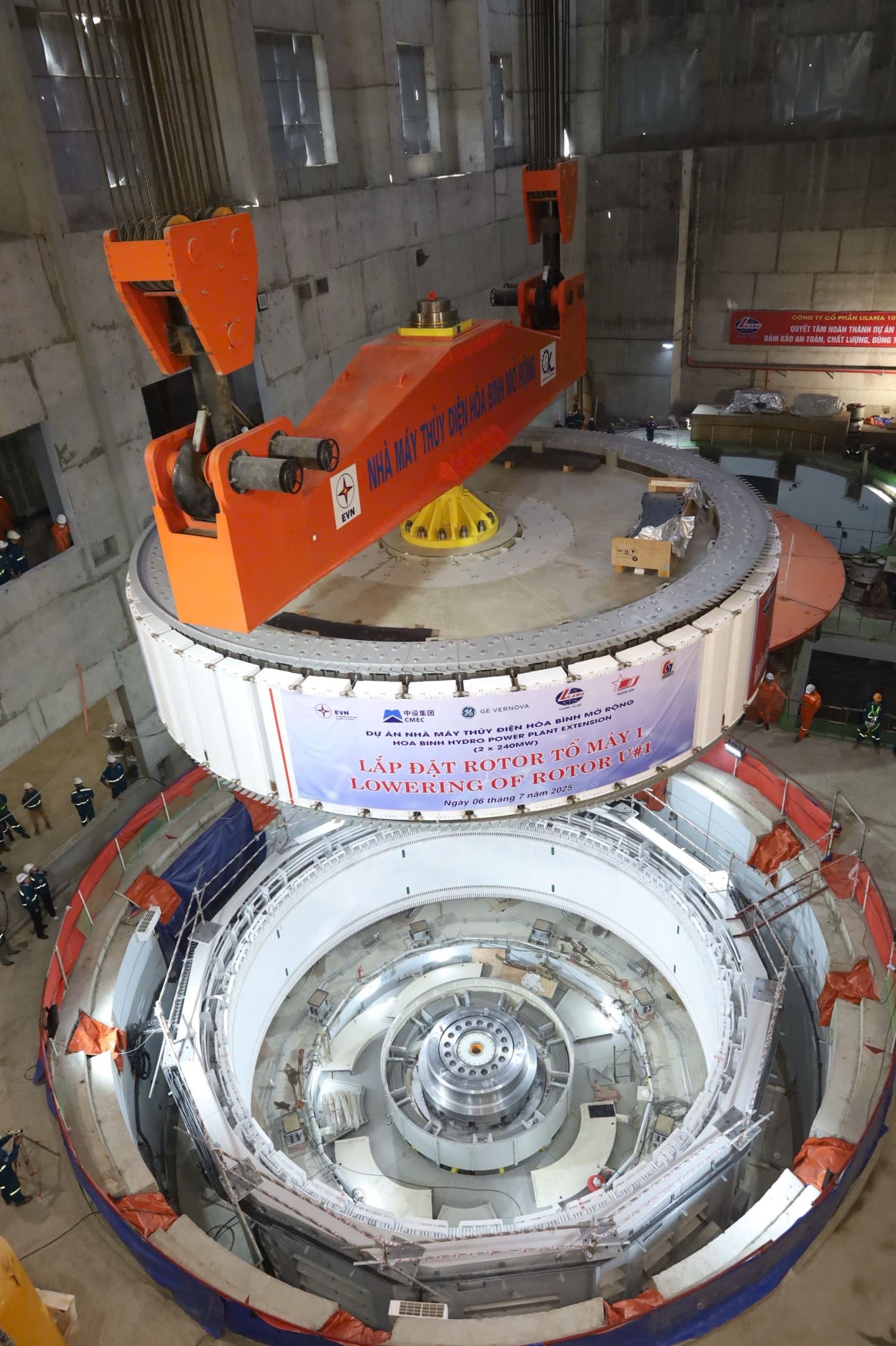 Hạ đặt thành công Rotor tổ máy số 1 Thủy điện Hòa Bình mở rộng