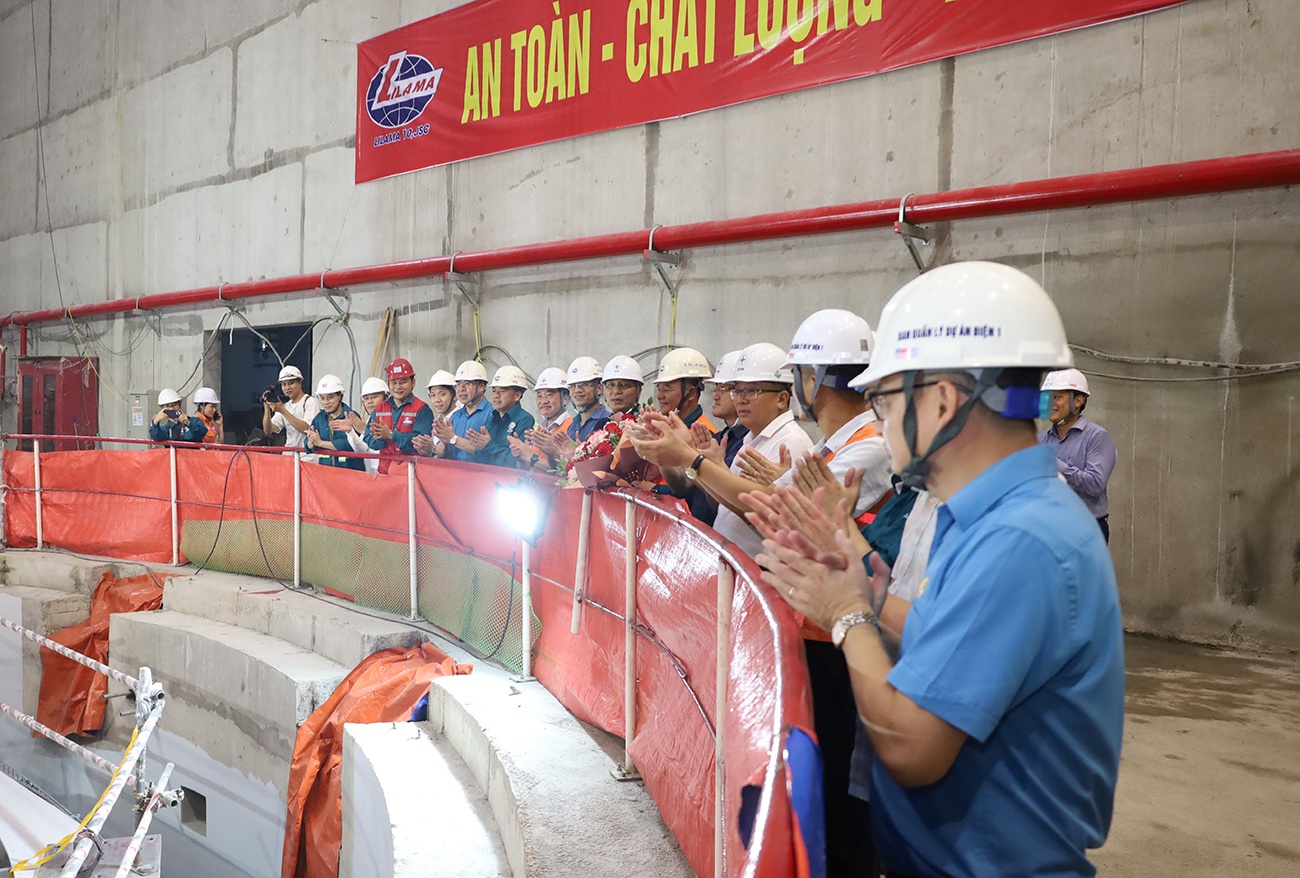Hạ đặt thành công Rotor tổ máy số 1 Thủy điện Hòa Bình mở rộng